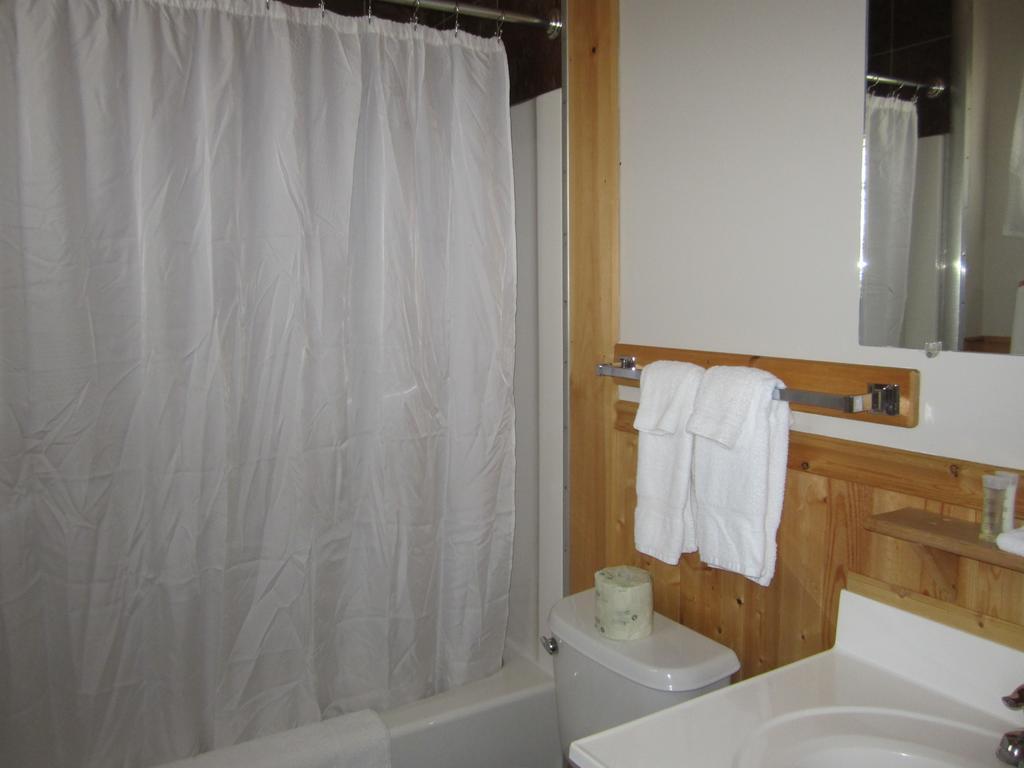 Lakeside Motel Уилямс Лейк Екстериор снимка